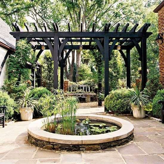 pergola i trädgården svart trä damm vattenväxter matplats