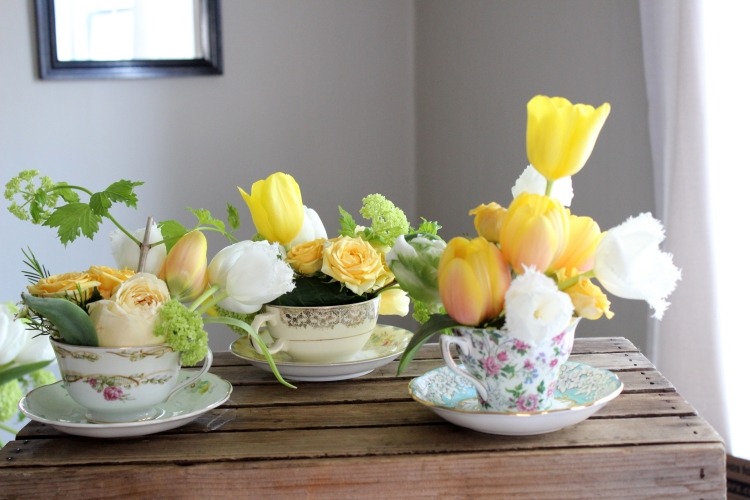Påskbrunch-idéer-arrangera-blommor-te-koppar
