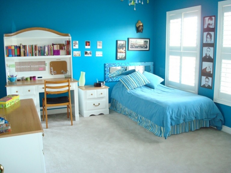 rumsdesign för tonåringar blå inredning traditionella vintage sängkläder