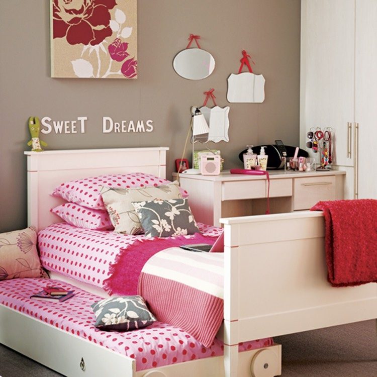 inredning-ungdoms-rum-tjejer-taupe-vägg-färg-vita-möbler-utdragbar säng