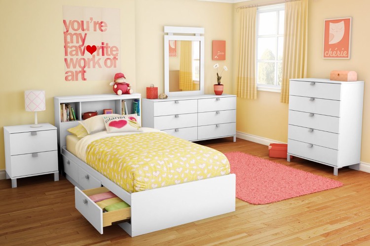 möblering-ungdoms-rum-flicka-vita-möbler-pastell-gul-vägg-färg-trägolv