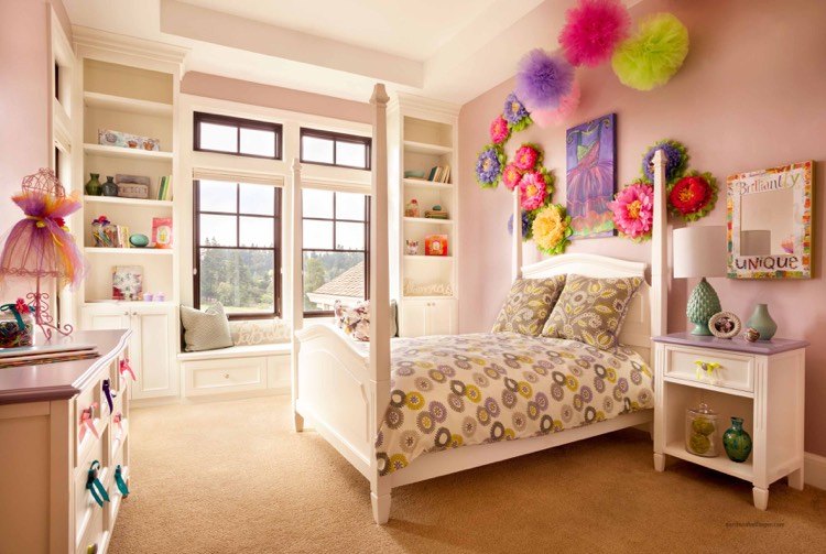 ungdomsrum-flicka-ros-vägg-måla-papper-blommor-pompoms-himmelssäng