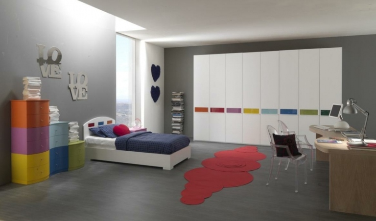 rumsdesign för tonåringar garderob vit färgglada accenter grå vägg