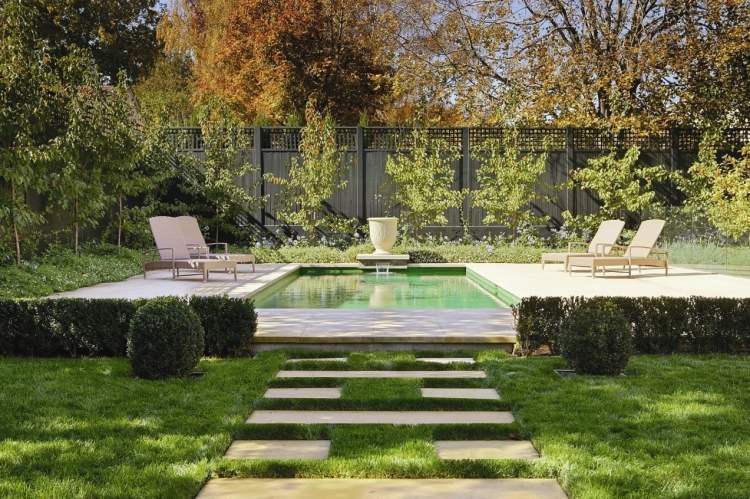 Innergård-trädgård design-pool-solstolar-växter-gräsmatta-betong-kakel-integritetsskydd