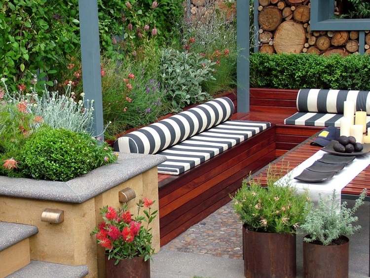 Yard-trädgård design-bänk-trä-klädsel-kuddar-remsor-upphöjda sängar-planter-trappor