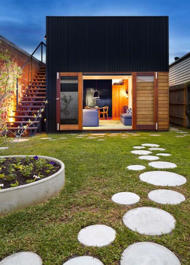 Innergård och trädgård design-rund-betong-plattor-gräsmatta-lekfull