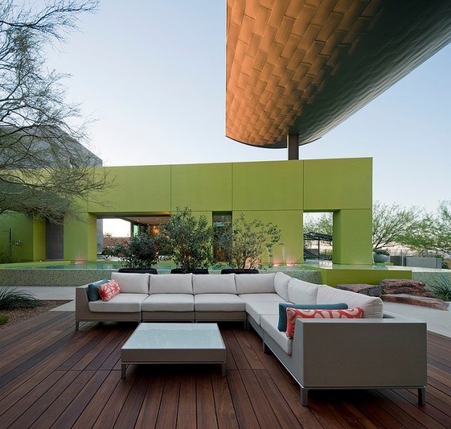 terrass-hörn-soffa-trä-golv-badkar-olivträd