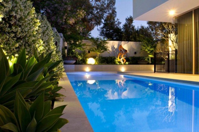 Innergård och trädgård design-pool område-natt belysning