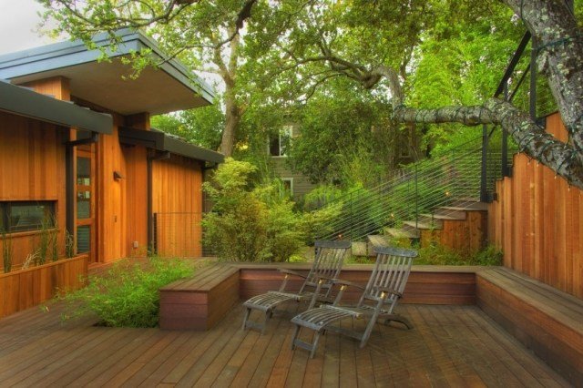 innergård-terrass design-trä-golv-bänk-trädgård solstolar