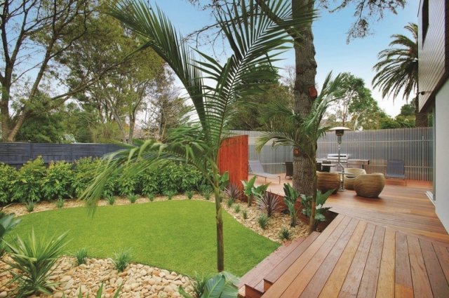 Innergård design-trä terrass-gräsmatta-grus-sand-färg-torra växter
