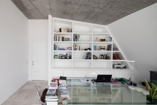rymdlösningar-för-lite-utrymme-minimalistisk-inredning-bokhylla-vägg
