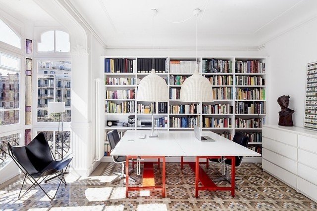 Klassiska bokhyllor-läsbord-röda-bord-ben-vita-interiör-skåp-hem