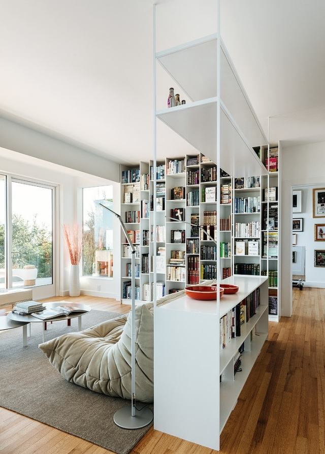 fristående bokhyllor-rumsdelande-lösningar-för-lägenheter-moderna-vita-biblioteksmöbler