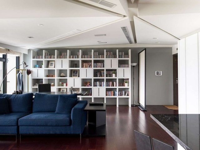 Hyllkombination-hus-bibliotek-inredning-vardagsrum-soffa-blå