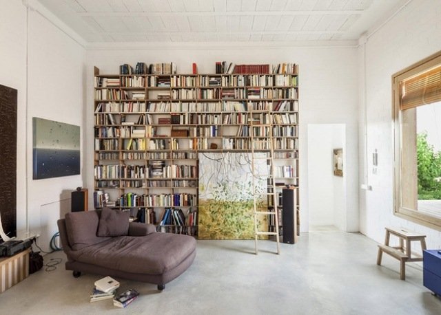 Bokhyllor-böcker-läs-stolar-soffa-design-idéer-inredning