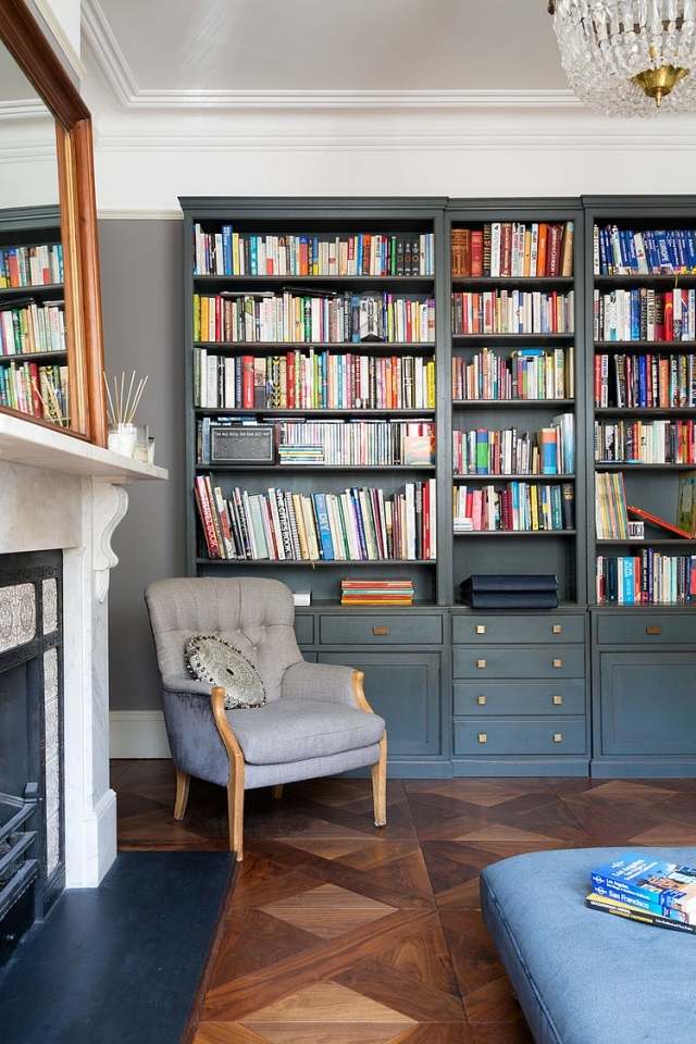 klassisk-skåp-bokhylla-system-läsning-möbler-fåtölj