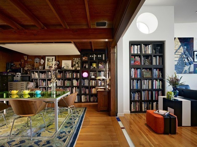 loft-lägenhet-hus bibliotek-skänk-massivt trä-bokhylla-vägg-svart