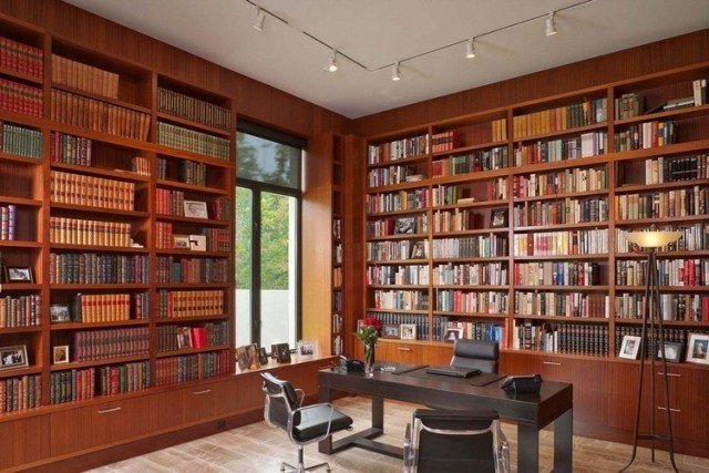 Hus-bibliotek-med-dyrbara-trä-hyllor-idéer-för-hem-möbler
