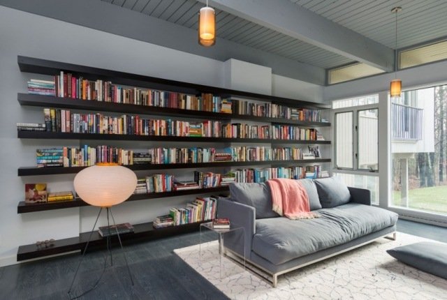 modern-lägenhet-vardagsrum-vägg-hylla-bokhylla-svart