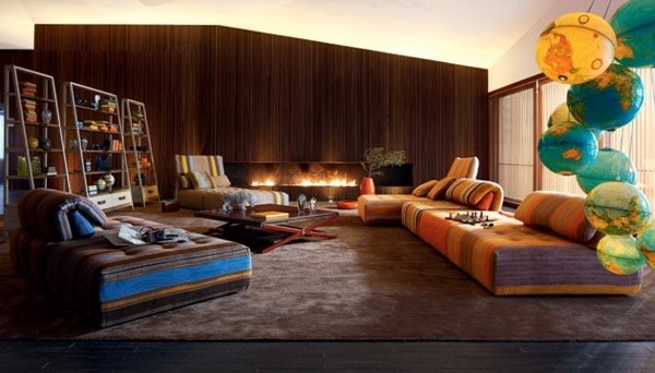 modernt vardagsrum-öppen spis färgad stoppad soffa