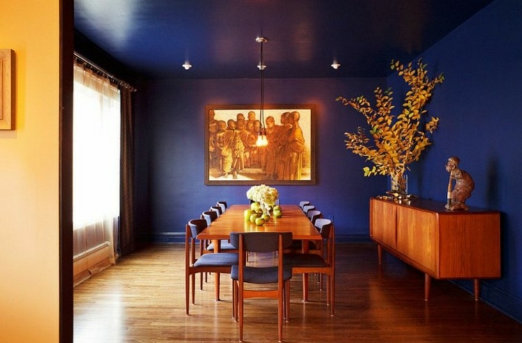 Färger väggar idéer inspiration-väggfärg-koboltblå-matplats-matbord-matsal stolar-trä-skänk