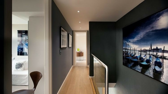 Takvåning-lägenhet-trappräcken-grå-väggar-vit-väggfärg