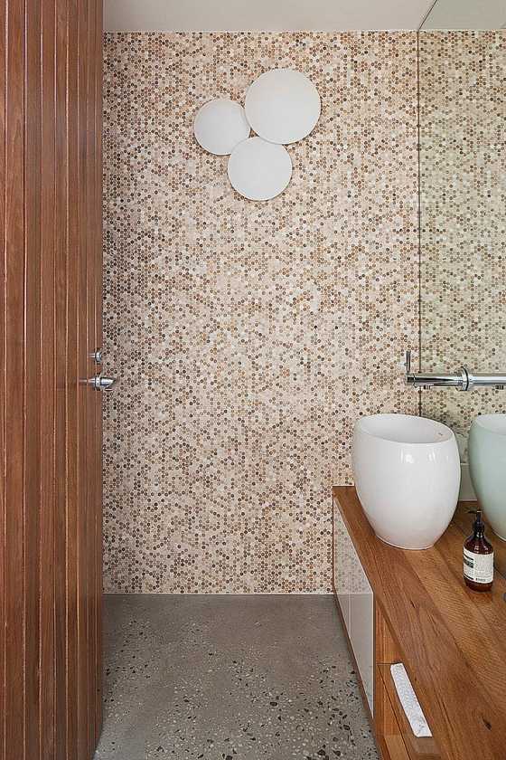 Mosaik-ljusbrun-liten-format-väggfärg-i-badrummet