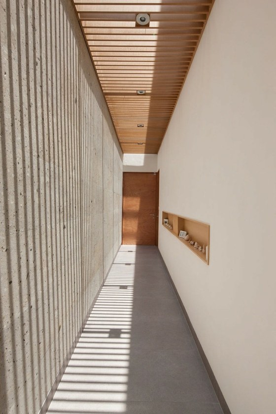 långsmal-korridor-betong-vägg-och-vit-gips