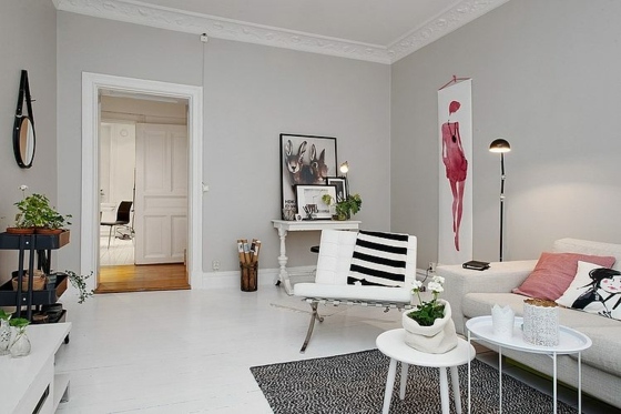 Ljusgrå-väggar-vardagsrum-med-vita-möbler