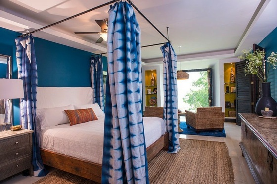 Indigo-blå-väggar-i-sovrummet-vitt tak
