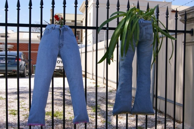 trädgård blomkruka idéer jeans design växter staket deco