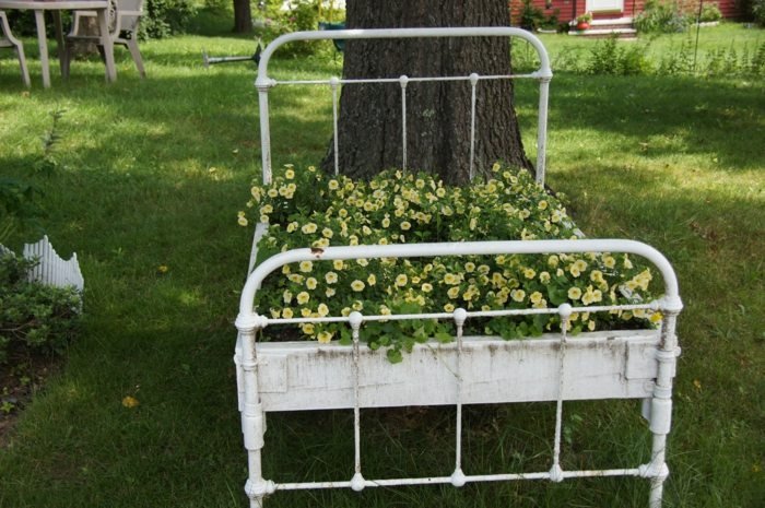 säng vintage metall blomkruka trädgård blomma säng idé