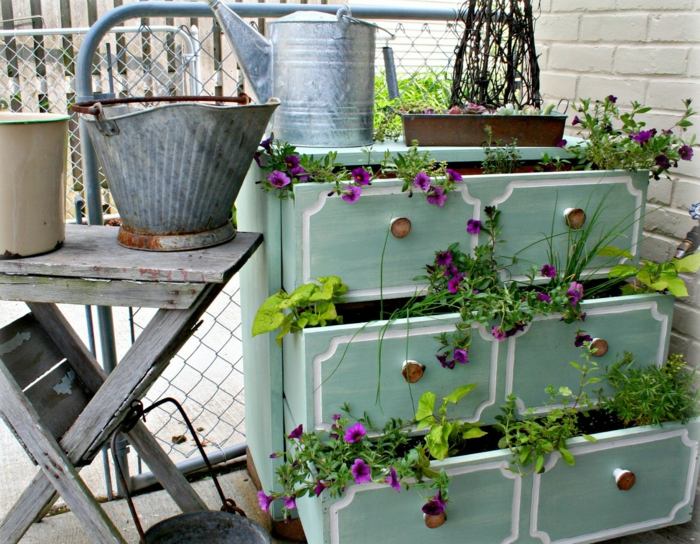 byrå skåp blomkruka låda vattenkanna bord trä