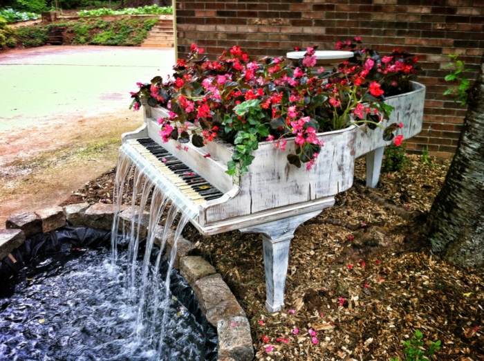 piano planter blommor vatten fontän trädgård idé
