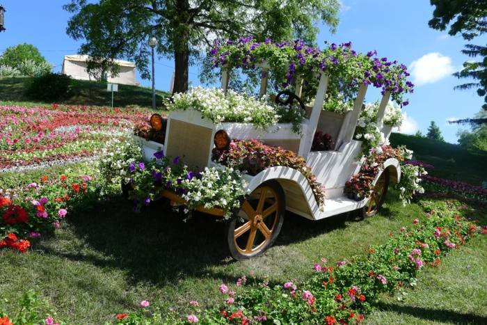 retro bil blomkruka extravagant dekoration blommor trädgård
