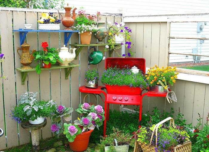 trädgård design terrass sekretess skärm trä grill blomkruka röd