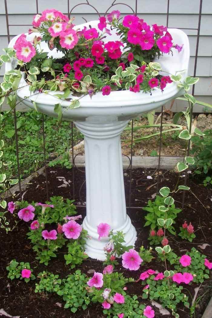 trädgård blomkruka idéer sjunka vintage blommor rosa