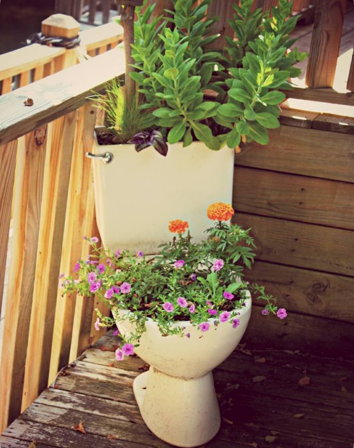 blomkruka toalett blommor växter balkong idé dekoration
