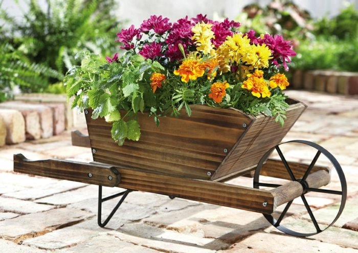 skottkärra trä trädgård blomkruka idéer orange uteplats