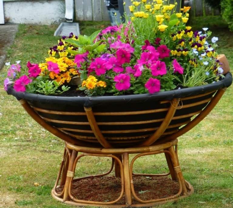 trädgård blomkruka idéer säte skal stol korg färgglada blommor