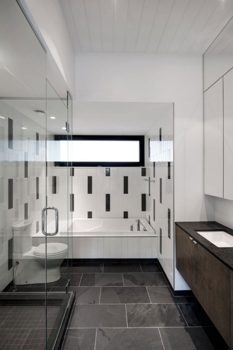 modern-kakel-badrum-svart-vit-badkar-glas dusch