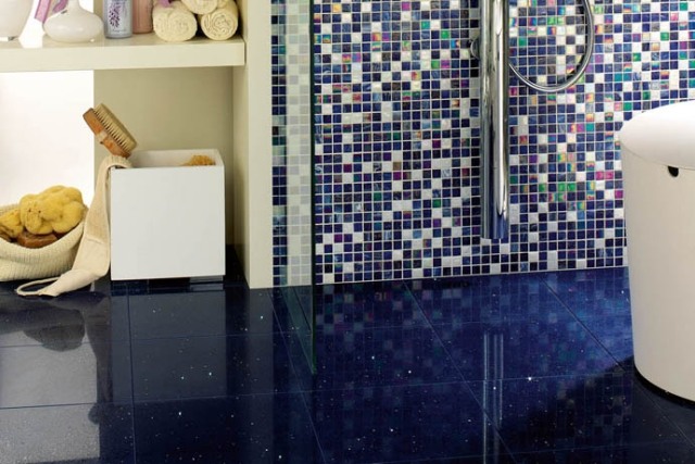 moderna-badrum-kakel-kobolt-blå-golv-kakel-dekorativa-mosaik-vägg