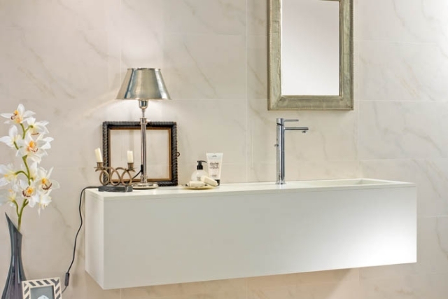 modern-badrum-kakel-vit-marmor-optik-vit-handfat