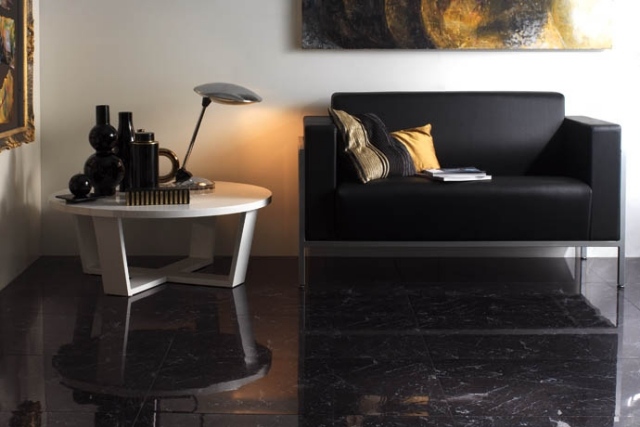 vardagsrum-golv-kakel-marmor-optisk-svart