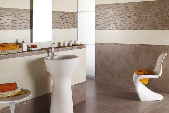modernt-badrum-kakel-grädde-brunt-dekorativt-vågmönster