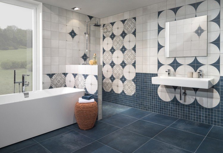 modernt-kakel-badrum-vit-blå-medelhavs-badkar-dusch