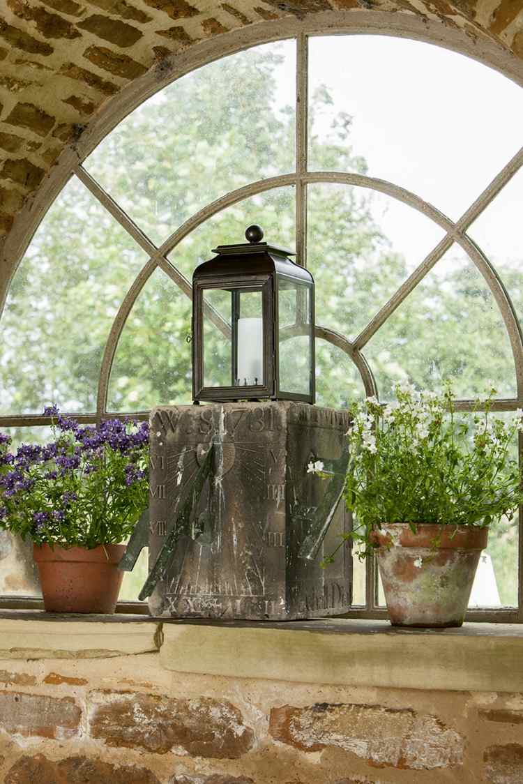 deco fönsterbräda rustik inspiration solur växter blomkrukor lykta