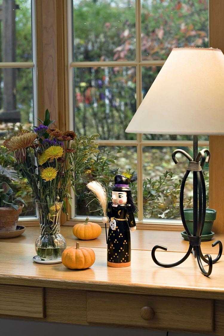 deco fönsterbräda tema höst halloween häxa figur pumpa