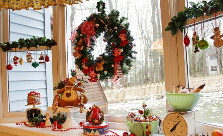 fönsterbrädans dekoration julkransfigurer pärlor kedjereiner