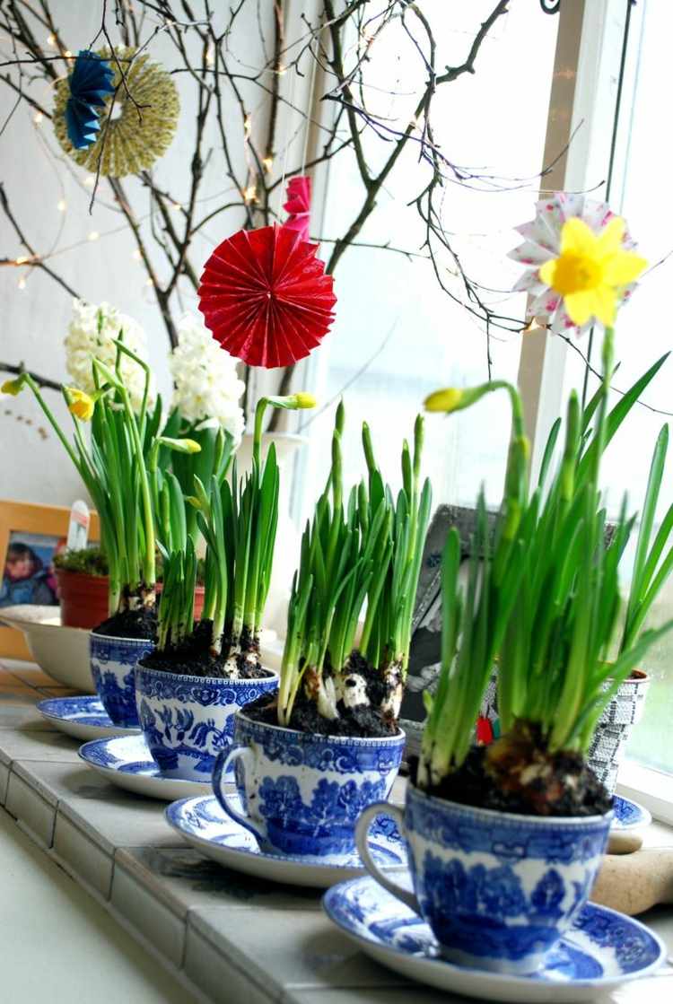 fönsterbräda dekoration påskliljor växter vintage koppar blå porslin påskbukett